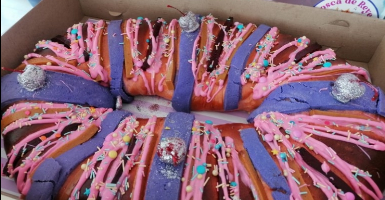 Código Veracruz - Roscas de reyes con colores rosa y lila, son parte de la  originalidad